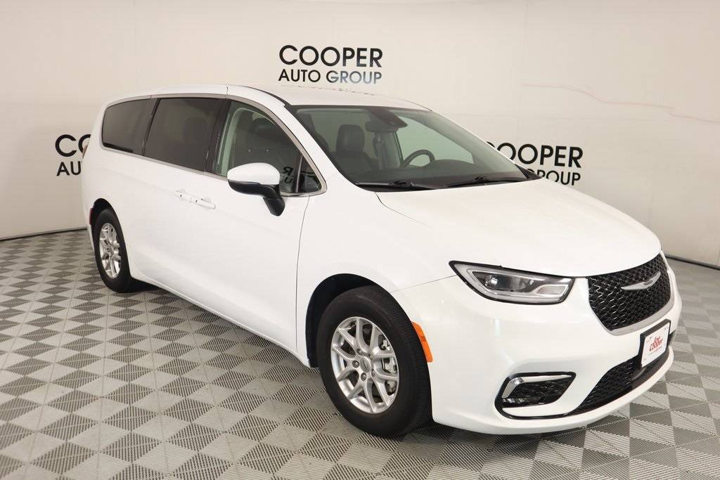 2023 Chrysler Pacifica Touring L — Minivan — 46,685 mi — Shawnee, OK