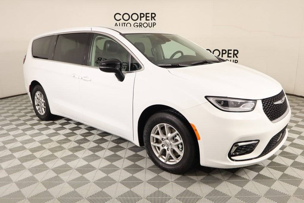 2024 Chrysler Pacifica Touring L — Minivan — 2,026 mi — Shawnee, OK