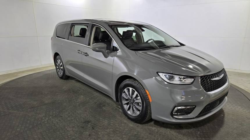 2022 Chrysler Pacifica Hybrid Touring L — Minivan — 81,103 mi — Jersey City, NJ