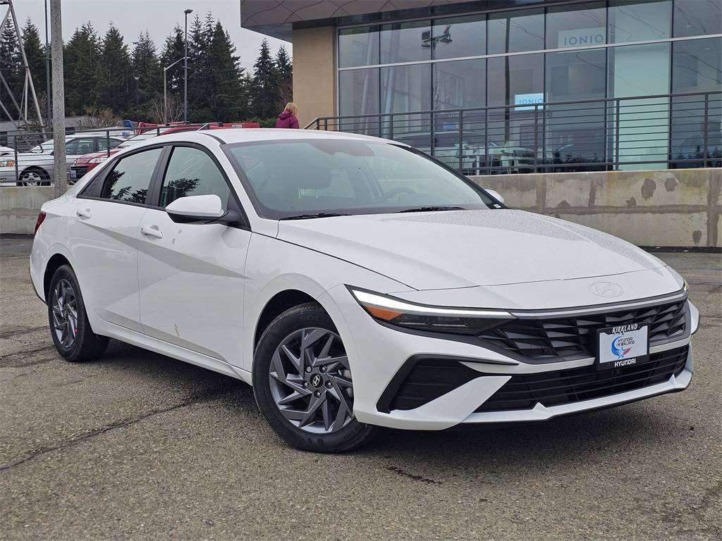 2025 Hyundai Elantra Hybrid Blue — Sedan — 33 mi — Kirkland, WA