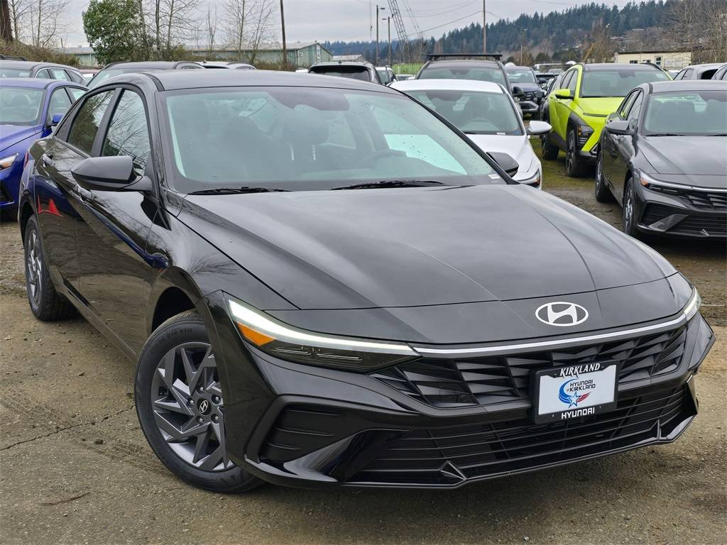2025 Hyundai Elantra Hybrid Blue — Sedan — 24 mi — Kirkland, WA