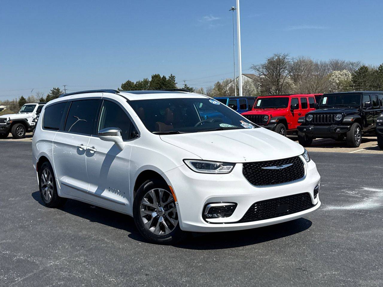 2024 Chrysler Pacifica Hybrid Pinnacle — Minivan — 8,122 mi — Columbus, OH