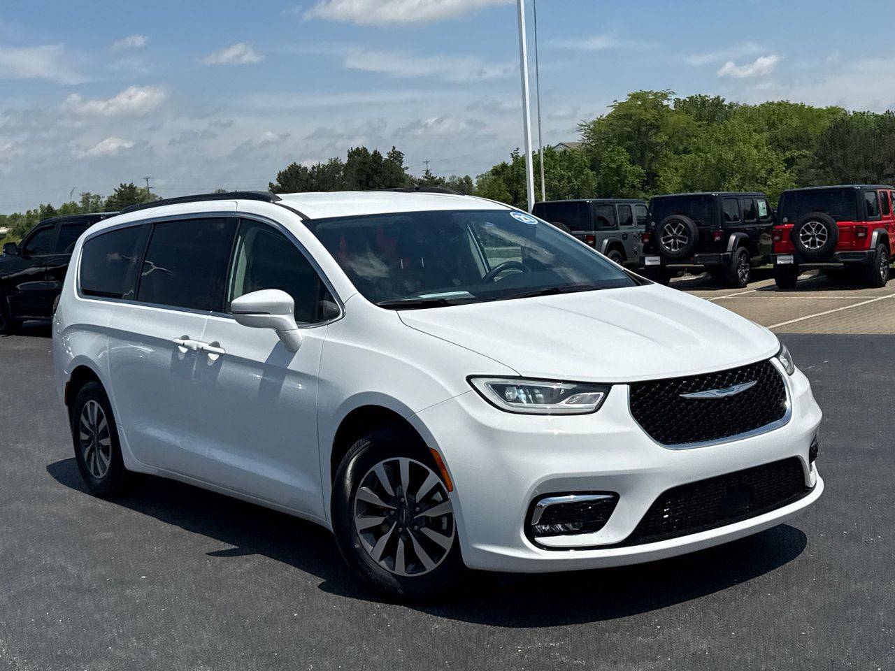2021 Chrysler Pacifica Hybrid Touring — Minivan — 44,257 mi — Columbus, OH