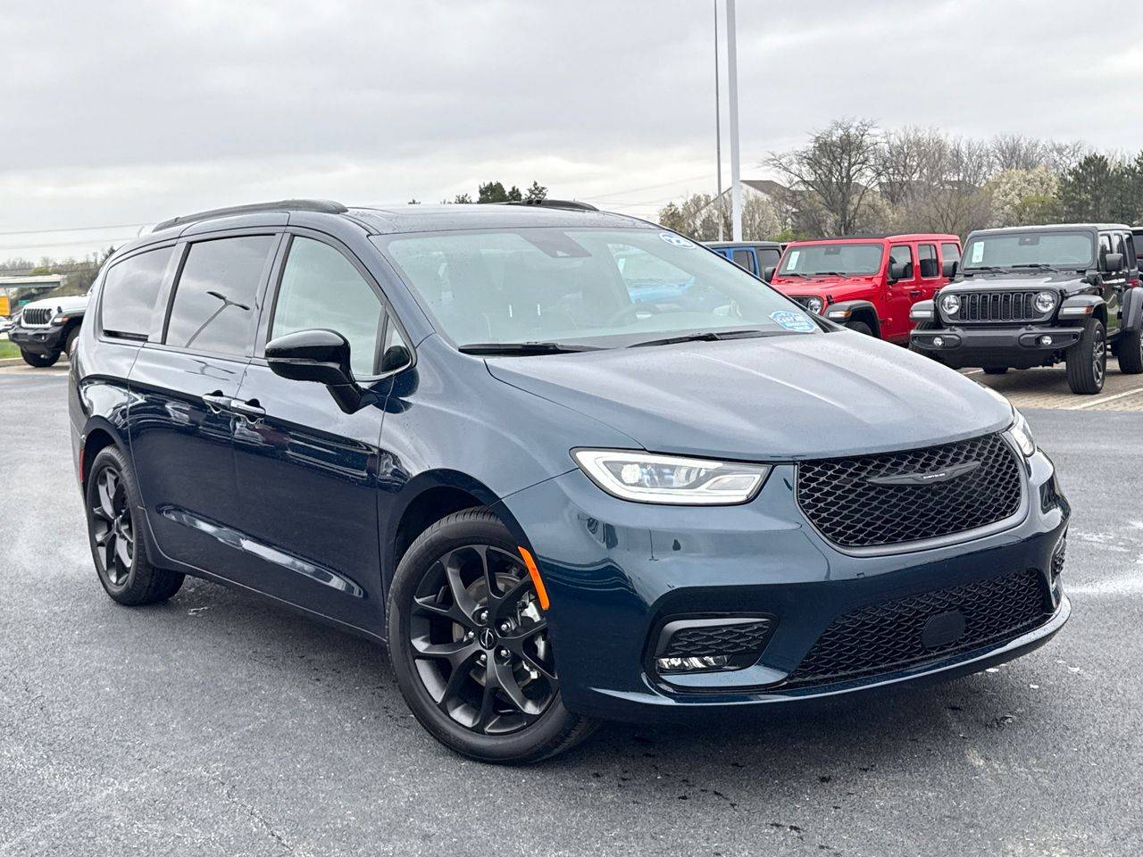 2023 Chrysler Pacifica Limited — Minivan — 6,352 mi — Columbus, OH