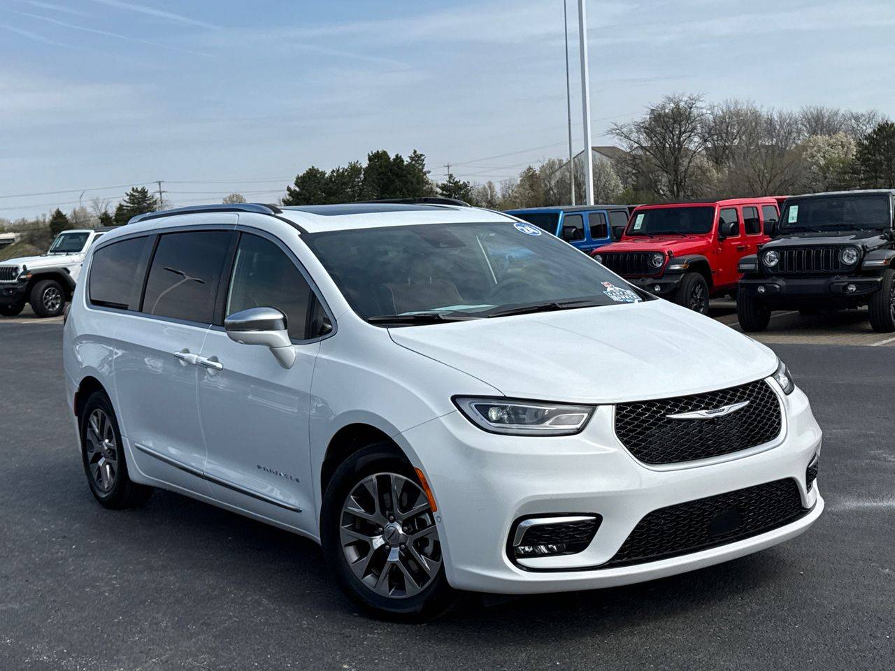2024 Chrysler Pacifica Hybrid Pinnacle — Minivan — 23,295 mi — Columbus, OH