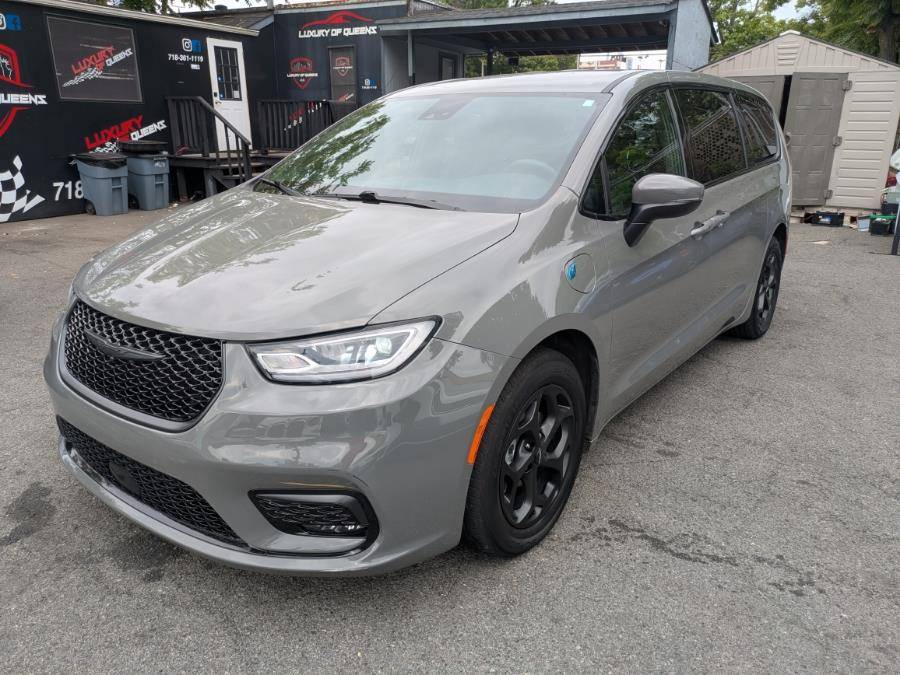 2023 Chrysler Pacifica Hybrid Touring L — Minivan — 56,874 mi — Long Island City, NY