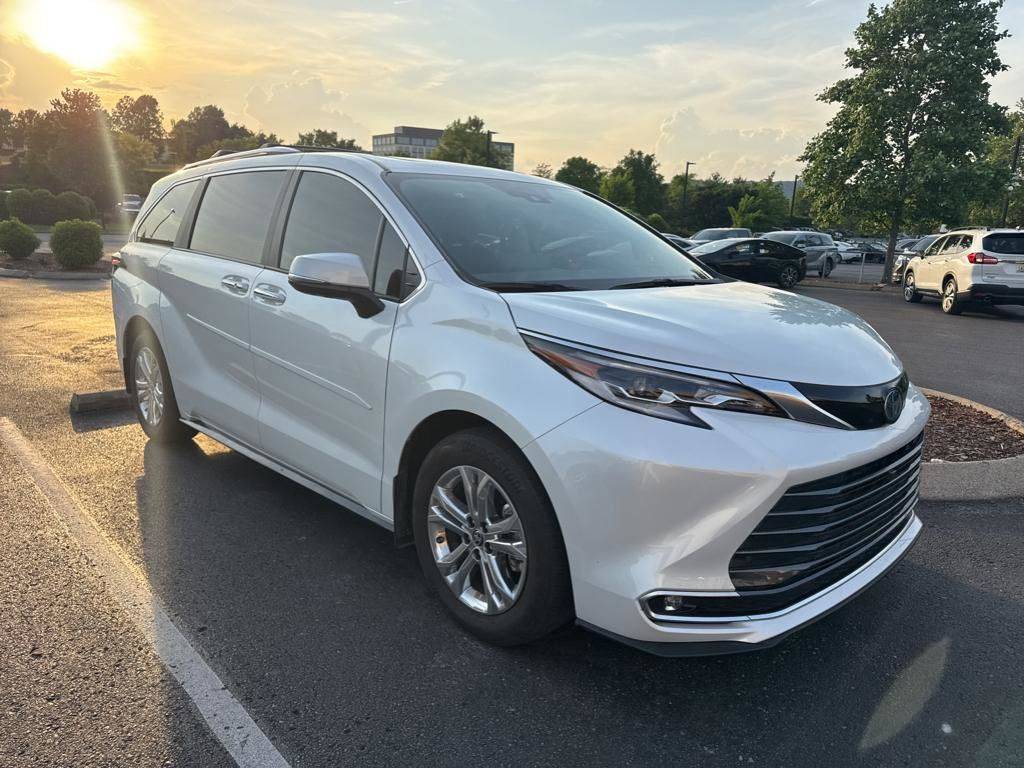 2023 Toyota Sienna Platinum — Minivan — 29,207 mi — Franklin, TN