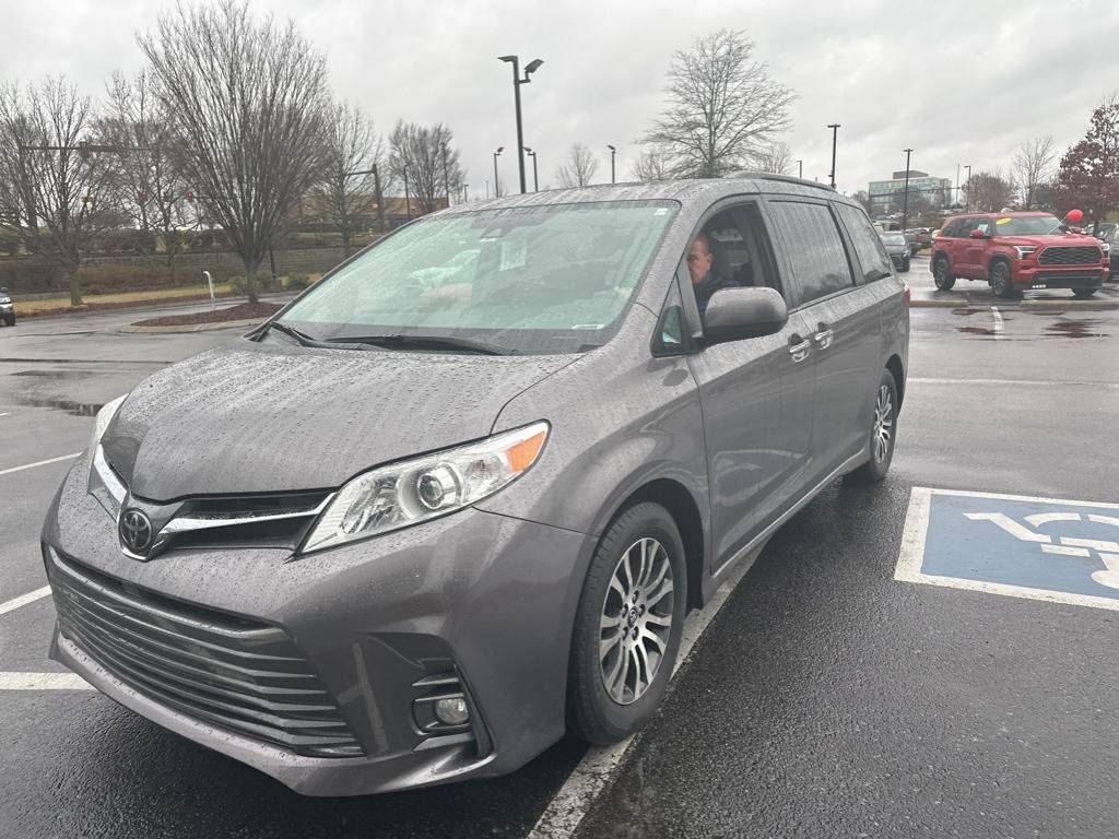 2020 Toyota Sienna XLE — Minivan — 77,163 mi — Franklin, TN