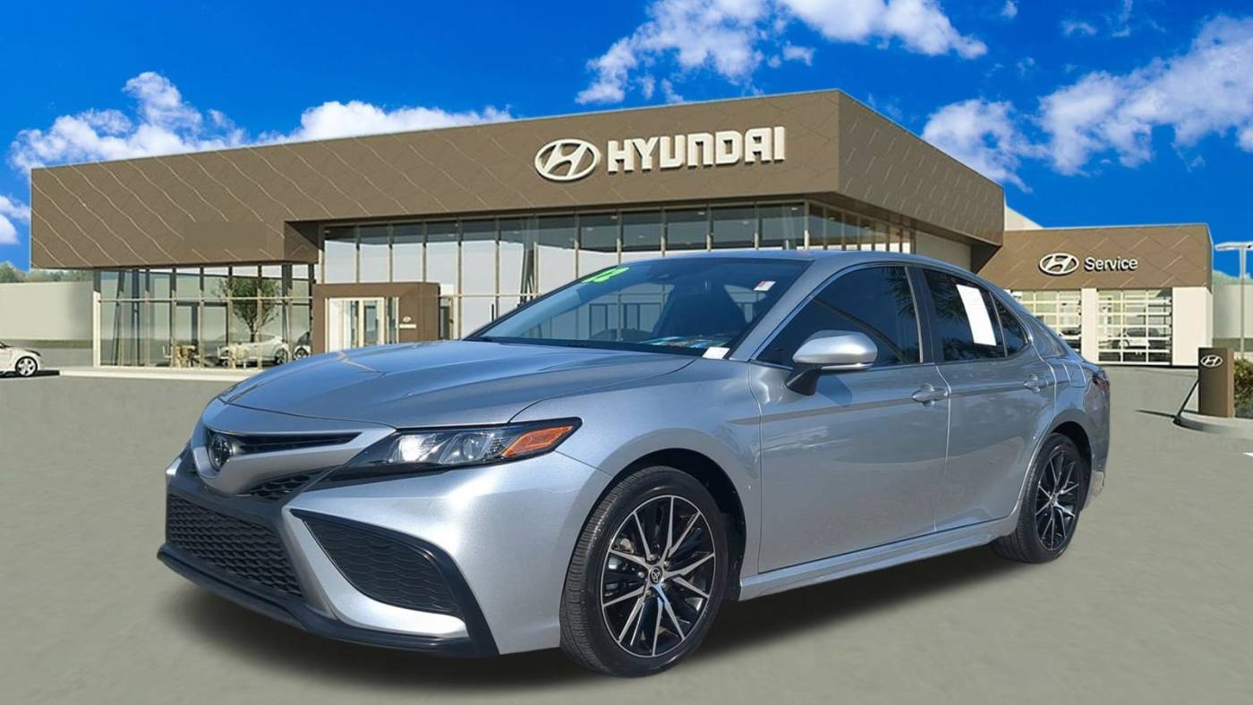2022 Toyota Camry SE — Sedan — 27,570 mi — Bradenton, FL